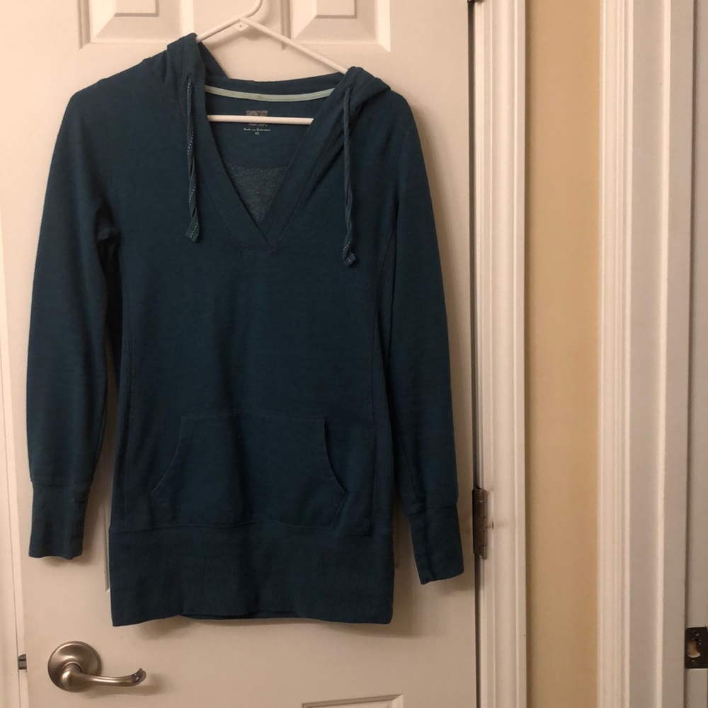 Sweat shirt.